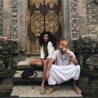 Meskipun kedua orangtuanya telah bercerai, Aoki tetap dekan dengan ibu maupun ayahnya. Bersama sang ayah Russell Simmons, Aoki pernah mengunjungi Bali untuk menggalang dana bagi korban tsunami dan gempa bumi pada November 2018. Foto: Instagram/@aokileesimmons