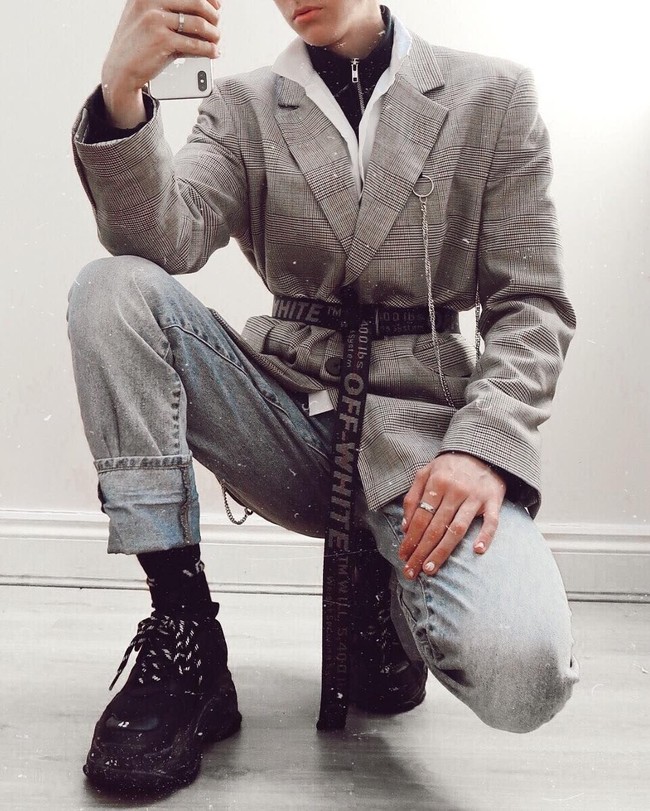 Sejak awal Januari 2019, pria berusia 19 tahun ini menunjukkan gaya hidup serba glamor di Instagram. Hingga pada Februari 2019, ia mengungkapkan bahwa semua itu hanya kepalsuan di channel YouTube-nya. Ya, ia berpura-pura jadi orang kaya. Foto: Instagram/@tbhbyron