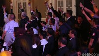 Mereka pun tak segan-segan mengacungkan salam dua jari untuk memberikan dukungan dan semangat kepada Prabowo Subianto.