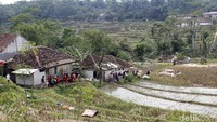 Petugas gabungan masih menyisir sejumlah titik yang terdampak angin puting beliung di Kecamatan Cipongkor, Kabupaten Bandung Barat pada Sabtu (30/3/2019). Danramil Sindangkerta, Kapten Inf Furqon, mengatakan dari data yang dihimpunnya 25 rumah rusak ringan yang tersebar di Desa Pasirpogor, Citalem dan Mekarsari.