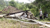Angin puting beliung disertai hujan deras menerjang Kecamatan Cipongkor, Kabupaten Bandung Barat, pada Jumat (29/3/2019) sore.