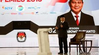 Giliran Prabowo yang memaparkan pandangannya. Prabowo pun sesekali melemparkan tanggapan atas pernyataan Jokowi.