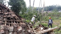 Pantauan detikcom pada Sabtu (30/3/2019), proses pembersihan sisa-sisa angin puting beliung masih terus dilakukan oleh warga dan personel Koramil Sindangkerta di Kecamatan Cipongkor, Kabupaten Bandung Barat.