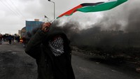 Satu tahun sudah warga Palestina secara rutin melakukan protes untuk menuntut hak pengembalian pengungsi Palestina ke rumah mereka yang kini menjadi wilayah Israel. Mohamad Torokman/reuters.