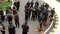 Sejumlah anjing pelacak turut disiagakan untuk mengamankan jalannya debat capres malam ini.