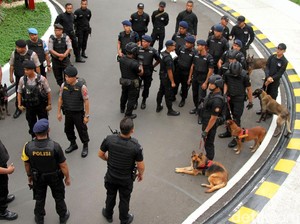 Gegana dan Anjing Pelacak Sterilisasi Arena Debat Capres
