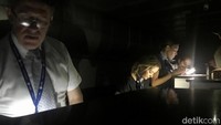 Petugas memeriksa boarding pass saat pemadaman di bandara internasional Simon Bolivar di Caracas. Foto: dok. Reuters