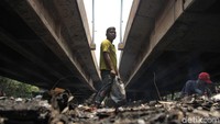 Tak banyak barang yang dapat diselamatkan warga, namun, mereka tetap menyisiri area kolong jembatan tol Jembatan Tiga-Pluit usai api dipadamkan.