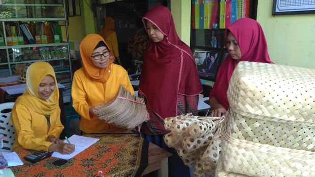 Bayar SPP dengan anyaman bambu/
