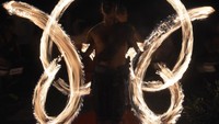 Seniman menampilkan tarian api saat peringatan Earth Hour di Tugu Mandala, Nusa Dua Bali, Sabtu (30/3/2019). ANTARA FOTO/Fikri Yusuf