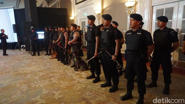  Personel gabungan Polri-TNI mulai mensterilkan lokasi debat keempat Pilpres 2019.