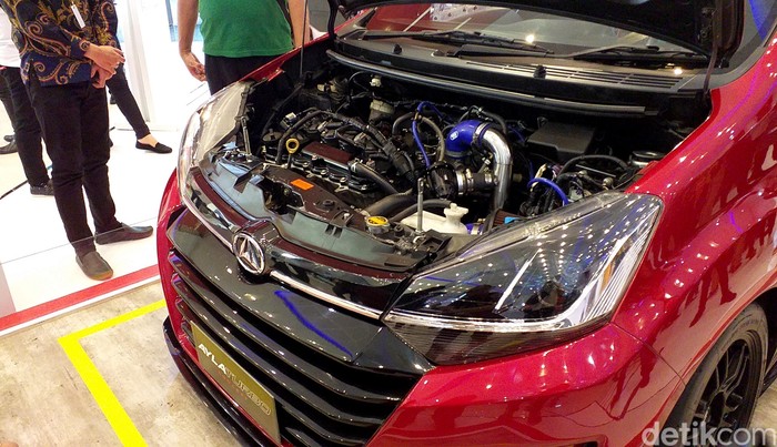 Sebuah mobil konsep Daihatsu Ayla Turbo mencuri perhatian pengunjung diajang otomotif GIIAS 2019 Surabaya. Mobil itu memang sengaja khusus dibuat untuk dipamerkan sepanjang acara.