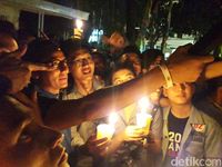 Earth Hour, Sandiaga Nobar Debat Pilpres Gelap-gelapan