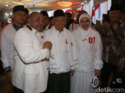 Beda Gaya Istri Ma'ruf dan Istri Sandiaga Pakai Jaket di Debat Capres