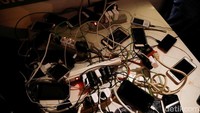 Ramai-ramai mengisi charger Ponsel pakai generator di lapangan umum saat terjadi pemadaman di Caracas. Foto: dok. Reuters