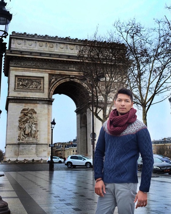 Arc de Triomphe, monumen paling terkenal di Paris, Prancis jadi objek foto Zoel. Monumen yang dibangun saat kekuasan Napoleon Bonaparte ini sudah berusia ratusan tahun! (Instagram/zoelnaghi)