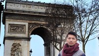 Arc de Triomphe, monumen paling terkenal di Paris, Prancis jadi objek foto Zoel. Monumen yang dibangun saat kekuasan Napoleon Bonaparte ini sudah berusia ratusan tahun! (Instagram/zoelnaghi)