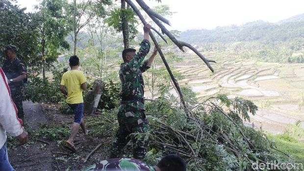 Warga dan TNI Bersihkan Sisa Angin Puting Beliung di Cipongkor