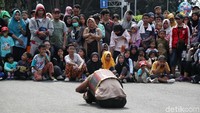 Warga yang penasaran langsung berkerumun menyaksikan pertunjukkan.