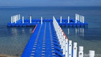 Dermaga apung di tepi pantai. Dari sini, traveler dapat lebih dekat melihat laut pan panorama cantik Labuan Bajo (Randy/detikcom)