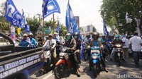 Massa yang datang, bukan hanya dari Sidoarjo dan Surabaya. Namun juga dari berbagai daerah di Jatim.