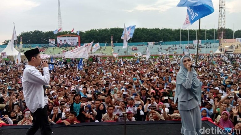 Momen Kebersamaan Al Ghazali Duet Munajat Cinta dengan Mulan Jameela Momen Kebersamaan Al Ghazali Duet Munajat Cinta dengan Mulan Jameela