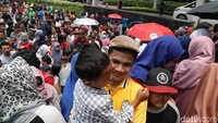 Beberapa warga mengajak sanak keluarga.