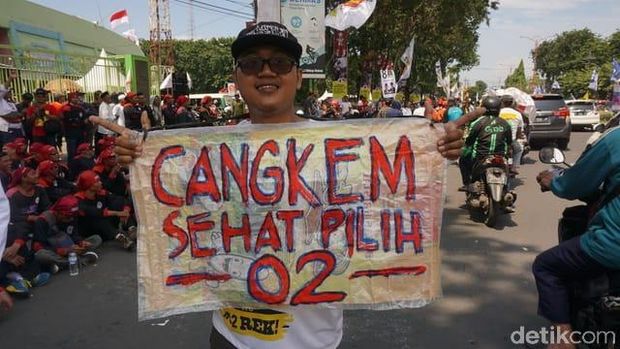 Salah satu simpatisan membawa poster/