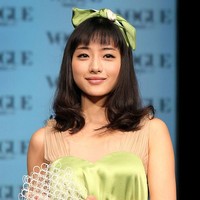 TC Candler merupakan kritikus veteran asal Inggris. Ia rutin mengeluarkan daftar orang-orang tercantik di dunia maupun regional sejak 1990, hingga kini menjadi salah satu acuan terpercaya. Sementara itu di urutan dua 100 Wanita Tercantik Asia 2018 diisi oleh Satomi Ishihara, aktris asal Jepang. Foto: Getty Images