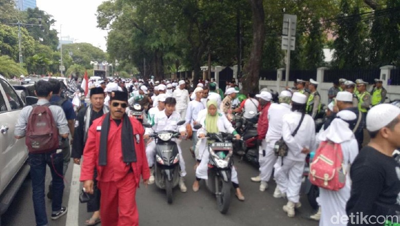 Orasi Apel 313 di KPI Usai, Massa FUI Bubarkan diri Orasi Apel 313 di KPI Usai, Massa FUI Bubarkan diri