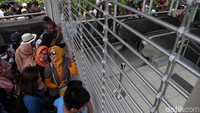 Bahkan sebelum dibuka, sejumlah warga sudah menunggu di depan pintu masuk.