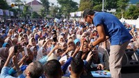 Siap membela. Siap membela siap berdoa. Kita gunakan kesempatan ini, tapi yang terpenting kita hadapi dengan senyuman. Betul, kata Sandi kepada warga. (Dok BPN Prabowo-Sandiaga)
