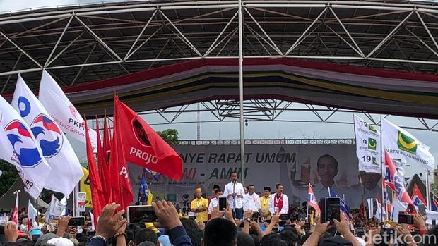 Naik Becak Berdua Iriana, Jokowi Menuju Lokasi Kampanye di Makassar