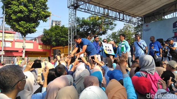 Sandi bersalaman dengan emak-emak/