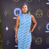 Inilah penampilan EJ Johnson dalam balutan gaun biru Balenciaga saat menghadiri Free Form Summit di Hollywood, California, Amerika Serikat. Ia lalu melengkapi gayanya dengan ankle boots bergaya pointy. Foto: Getty Images