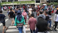 Hari libur seperti ini dimanfaatkan warga demi menjajal MRT.