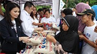 Antusiasme mereka justru karena kehadiran Ketua Umum Partai Perindo Hary Tanoesoedibjo dan Ketua Umum Kartini Perindo Liliana Tanaja Tanoesoedibjo yang melayani secara langsung bazar murah tersebut. Foto: dok. Perindo