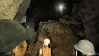 Dengan menggunakan senternya, Mario menunjuk satu batuan yang disebut orang mirip sosok Maria dalam agama Katolik (Randy/detikcom)