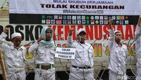 Ketum Persaudaraan Alumni 212 Slamet Maarif tampak berdiri di atas mobil komando. Ada juga massa yang membentangkan bendera bergambar Habib Rizieq Syihab.