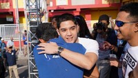 Sandi dan Al Ghazali pun menyanyikan lagu ciptaan pentolan Dewa 19 tersebut Hadapi Dengan Senyuman Hadapi dengan senyuman. Semua yang terjadi biar terjadi. Ayo semuanya, seru Sandi sembari melempar senyum. (Dok BPN Prabowo-Sandiaga)
