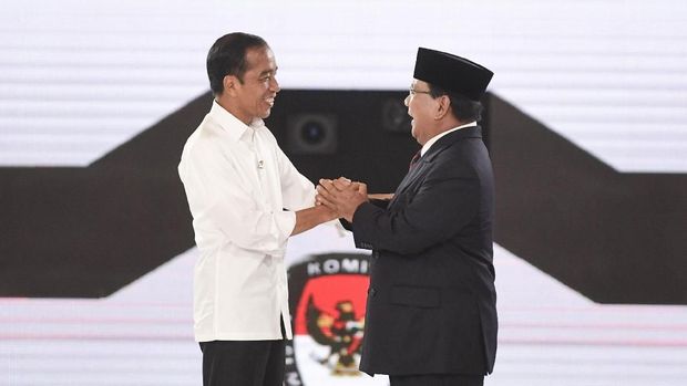 01st presidential candidate Joko Widodo (left) and 02nd presidential candidate Prabowo Subianto shake hands during the fourth round of the presidential debate at the Shangri La Hotel, Jakarta, on Saturday (3/30/2019).  The debate took up the theme of Ideology, Governance, Defense and Security and International Relations.  BETWEEN PHOTOS / Hafidz Mubarak A / foc.