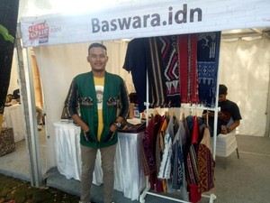 Kreatif, Millenial Ini Desain Kimono dari Kain Tenun Nusantara