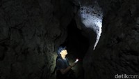 Wisatawan yang tengah berwisata di dalam gua (Randy/detikcom)