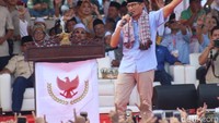 Sandi pun mendapatkan sambutan yang meriah. Terutama para kaum hawa. 