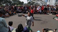 Di akhir pertunjukkan, warga dipersilakan untuk memberikan donasi.