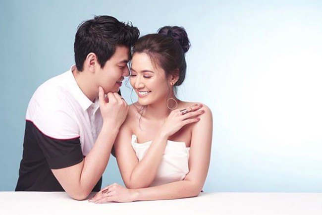 Asty Ananta menikah diam-diam dengan Hendra Suyanto pada 2 Oktober 2016 di Nusa Dua, Bali. Pernikahan mereka ternyata tidak mendapat restu dari keluarga Asty. Alasannya, karena mereka belum terlalu mengenal sosok Hendra. Tapi kini sang ibu sudah ikhlas dengan pernikahan mereka. Foto: Instagram