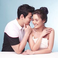 Asty Ananta menikah diam-diam dengan Hendra Suyanto pada 2 Oktober 2016 di Nusa Dua, Bali. Pernikahan mereka ternyata tidak mendapat restu dari keluarga Asty. Alasannya, karena mereka belum terlalu mengenal sosok Hendra. Tapi kini sang ibu sudah ikhlas dengan pernikahan mereka. Foto: Instagram