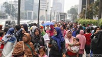Warga yang antusias masih terus berdatangan.
