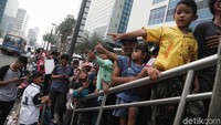Sejumlah warga rela antre untuk menjajal moda transportasi masal yang sedang naik daun.