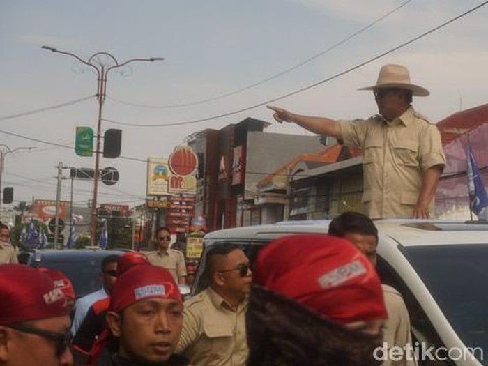 Diarak Naik Mobil, Prabowo Diteriaki Pendukungnya Presiden